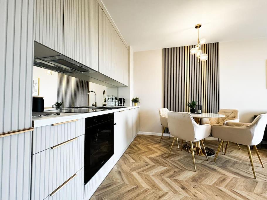 Balcony & Parking, Modern Elegant Apartment! Near Tram Wroclaw Exterior photo